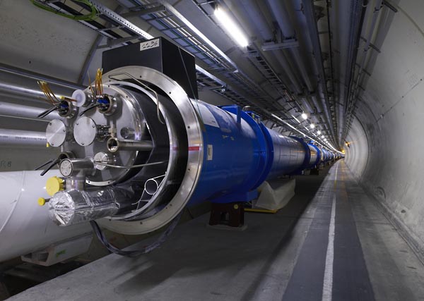 Большой адронный коллайдер строится в тоннеле, прорытом для Большого электронно-позитронного коллайдера. Последний вплотную подошел к обнаружению хиггсовского бозона. Впрочем, насколько вплотную станет ясно к концу 2008 года, когда закончится монтаж и будут получены первые результаты. Фото: CERN copyright.