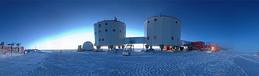 Панорама Европейской международной станции Конкордиа на куполе «C» в Антарктиде. Именно около этой станции проводилось глубинное бурение льда, результаты которого публикуются в недавнем номере Science. Снимок сделан в конце полярной зимы (фото Гийома Дарго (Guillaume Dargaud) с сайта www.gdargaud.net)