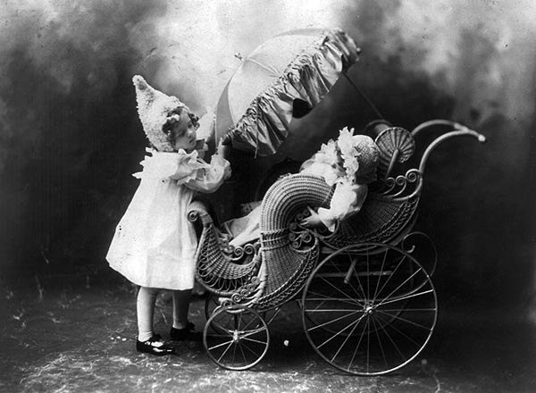 К концу XIX века детские коляски приобрели уже вполне современный вид. И приходится только удивляться, как же люди обходились без них столько веков. Фото: S. Ford, Johnson & Co из архива Библиотеки Конгресса США.