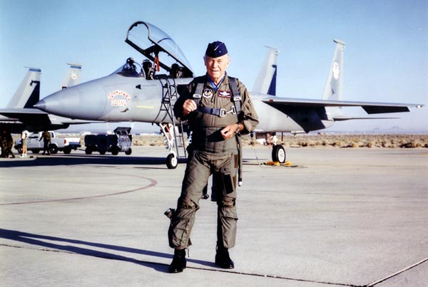 Десять лет назад ветеран Второй мировой и вьетнамской войн отставной бригадный генерал Чак Йегер отметил 50-летие первого сверхзвукового полета новым сверхзвуковым полетом на своем F-15. Фото: USAF.