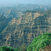 Километровые базальтовые ступени на плато Декан в Индии — свидетельство периода мощного вулканизма в этом районе (фото Mike Widdowson).
