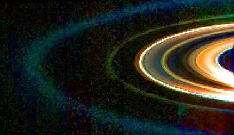 На этом инфракрасном снимке хорошо видно, что кольца существенно различаются по цвету  (фото NASA).