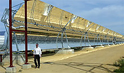 Одно из зеркал аналогичной по устройству установки Abengoa Solnova (только меньшего размера и мощности), работающей в Испании (иллюстрация Abengoa Solar).