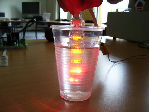 Демонстрационная схема со светодиодами, созданная бельгийцами, не только не боится воды, но позволяет вытягивать себя, словно жевательная резинка (фото TFCG Microsystems Lab-Ghent University).