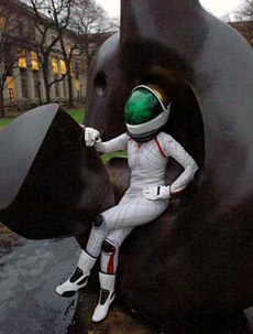 Дава Ньюман позирует в своём биоскафандре у скульптуры Генри Мура (Henry Moore) 