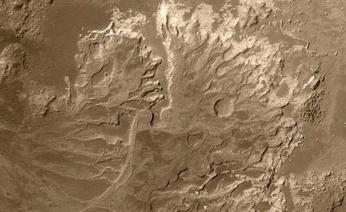Марсианский ландшафт, снятый миссией Mars Global Surveyor: понятно, отчего не прекращаются дебаты о том, существовали ли на планете долговременные реки, или время от времени возникали быстрые бурные потоки, так же быстро исчезавшие