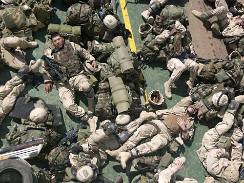 Воздушные десантники 82-го дивизиона спят на палубе парома после завершения учений у берегов Кувейта в 2003 году.  Фото: Spc. Andrew Kosterman, 49th Public Affairs Detachment/US Army