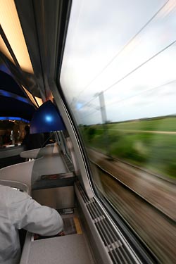 В вагоне TGV скорость почти не чувствуется. Но там, как и в салоне самолета, рекомендуется поменьше ходить и побольше сидеть на своем месте. Фото (Creative Commons license): Ciloe