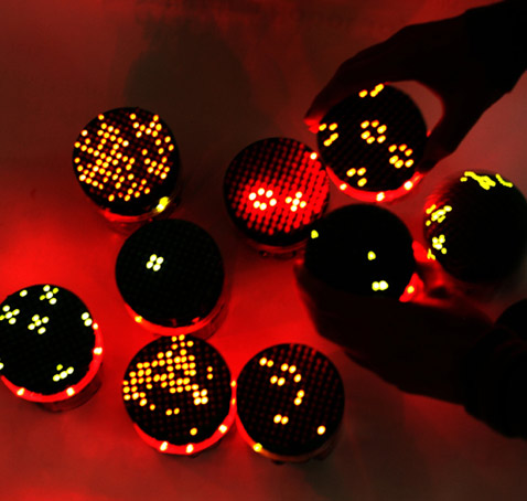 Сравнительно простое взаимодействие роботов GlowBots между собой и с человеком — это модель, на которой инженеры апробируют новые идеи по приданию искусственной жизни большего сходства с жизнью настоящей и даже по конструированию новых свойств, ранее ни роботам, ни живым существам не присущим (фото Matthias Jacobsson).