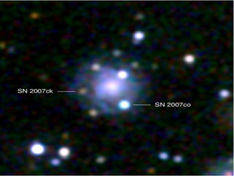 Две сверхновые в галактике MCG +05-43-16. Фото с сайта nasa.gov.