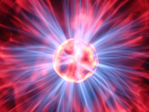 Плазменная лампа Николы Теслы не может считаться моделью шаровой молнии, хотя изобретателем наверняка двигал интерес к этому странному атмосферному явлению. Оказалось, что холодная плазма в разреженной среде при наличии быстропеременного электрического поля имеет к нему мало отношения. Фото (SXC license): Jeff Hire