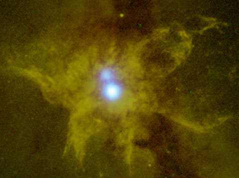 А это NGC 6240 в комбинированном изображении: видимом с Hubble и рентгеновском с Chandra. Даже с таким совмещением тонкие детали событий, идущих близ сливающихся ядер галактик – гигантских чёрных дыр – различить нельзя (фото с сайта utahskies.org).