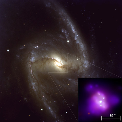 
NGC 1365 в оптическом диапазоне. На врезке – рентгеновский снимок центральной части галактики, где произошло затмение чёрной дыры (фото ESO/VLT/NASA/CXC/CfA/INAF/Risaliti).