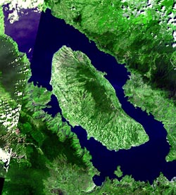 В кальдере супервулкана на острове Суматра образовалось озеро Тоба. В центре озера возник остров Самосир — слой вулканического пепла на нем достигал шестисот метров. И даже в Индии пепел из вулкана Тоба ложился кое-где слоем в шесть метров. Фото: NASA/GSFC/MITI/ERSDAC/JAROS, and the U.S./Japan ASTER Science Team
