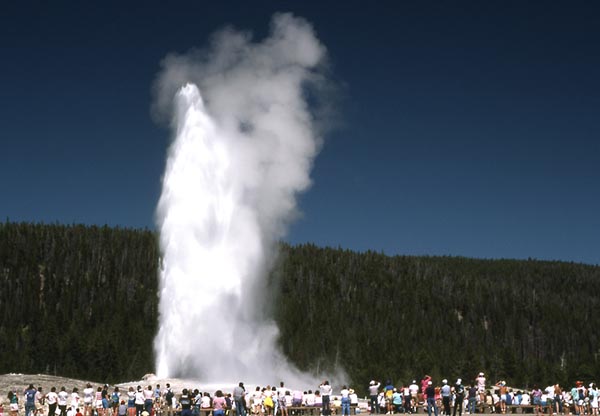 Посещение гейзера Олд-Фейтфул (Old Faithful Geyser) входит обязательным пунктом в программу любого тура по Йеллоустонском национальному парку. А теперь на него можно посмотреть и в режиме реального времени через web-cam. Фото: Ed Austin/Herb Jones NPS