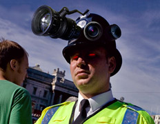 Ребята с блога Gizmodo.com представили своё видение британского копа с камерой. В реальности всё намного скучнее (иллюстрация Jesusdiaz).