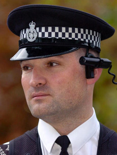 Критики уже, конечно, заявили, что видеокамеры за ушами стражей порядка — это не что иное, как признак полицейского государства и Большого Брата (фото с сайта dailymail.co.uk).