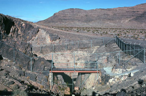 Доступ к Дьявольской дыре не запрещён — он лишь ограничен, чтобы не пробрались злоумышленники (фото Nevada Fish and Wildlife Office).