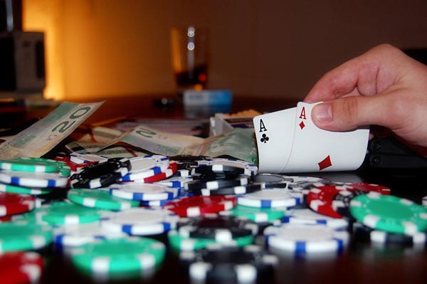 Обыграть человека в покер компьютеру оказалось сложнее, чем в шахматы. Это и не удивительно: психология хуже поддается «оцифровке», чем положение фигур на доске. Фото (SXC license): Anton U...... aka turbolium