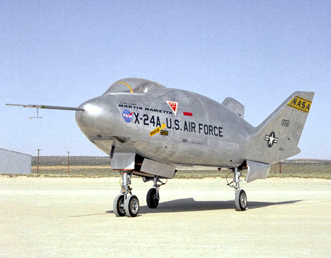 X-24 — Один из летательных аппаратов NASA, сооруженный в 1968 году по технологии несущего тела. Если вы не видите крыльев – не расстраивайтесь: всё в порядке и с вами, и с самолётом. Так надо. И, кстати, это неплохо летает (фото с сайта en.wikipedia.org).