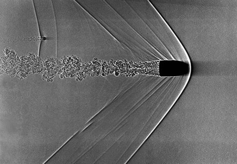 Исследователи NASA обратили внимание на то, что движение летящей Миры со срывающимся газом очень похоже на полёт пули, перемещающейся в воздухе со сверхзвуковой скоростью (фото Andrew Davidhazy/Rochester Institute of Technology).