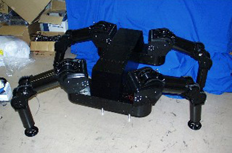 Модель TITAN-VIII (разрабатывается с 1996 года) является, фактически, коммерческим вариантом ходячих роботов. Идеология этого «Титана» заключается не только в высоком качестве работы, но и дешевизне ремонта, а также простоте обслуживания (фото с сайта www-robot.mes.titech.ac.jp).