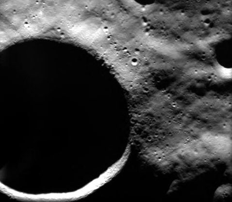 Освещённый склон кратера Шеклтона — наиболее вероятное место размещения базы (фото с сайта spaceref.com).