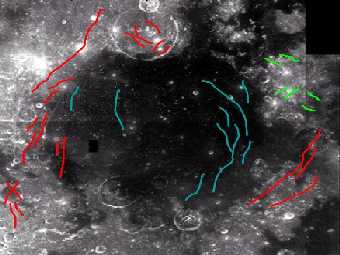 Море влажности. Красным показаны грабены, образовавшиеся за счет влияния масконов, зеленым - разрывы коры, в которых одна сторона выше другой, голубым - складки, вызванные термомеханической деформацией базальта. Фото NASA. 
