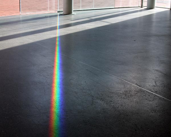 С помощью своего знаменитого эксперимента Исаак Ньютон показал, что призма не окрашивает белый свет во все цвета радуги, а разлагает его на компоненты. Для этого надо было взять только один «цветной» лучик и пропустить его через линзу еще раз. В XVII веке это оказалось непросто сделать. Фото (Creative Commons license): wonderferret.