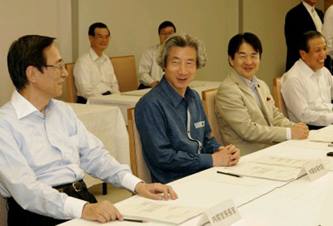 Дзюнъитиро Коидзуми встречался со своими коллегами без галстуков, и, похоже, все были этому рады (фото с сайта kantei.go.jp).