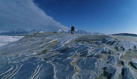 Этот путешественник сфотографирован на вершине песчано-ледяного пласта в одном из регионов Сибири, возможно, со временем на Марсе или, например, на Европе (спутнике Юпитера) найдут такие же бактерии-долгожители (фото Barry Tessman/NGS).