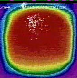 Инфракрасная камера, направленная перпендикулярно электроду в опытах Шпака и Мозье-Босс, зафиксировала температурный градиент. Фото: S. Szpak, P.A. Mosier-Boss «Experimental Evidence for LENR in a Polarized Pd/D Lattice».