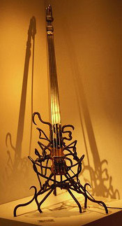 Басс-гитара — первое публично признанное творение Когоро (фото с сайта ironwork.jp).