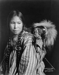 Девушка-эскимоска несет своего ребенка завернутым в шкуры и привязанным к спине. Фото: H.G. Kaiser из архива Библиотеки Конгресса США.