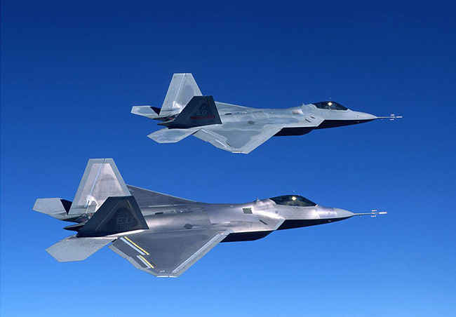 Американцы уже имеют в отличие от России истребитель 5-го поколения. Это F-22 Raptor(на фото) и F35 JSF (Joint Strike Fighter). Конечно, и они не без изъянов, но противопоставить им  нечего.