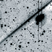 На этом снимке запечатлены два следа (в диагональных направлениях) метеоров, исследовавшихся в работе (фото Masanori Iye et al.).