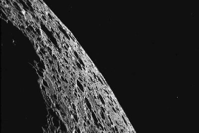 Астрономы получили снимки одного из самых загадочных космических тел - луны Сатурна