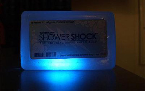 Немаловажная особенность Shower Shock — оно светится в темноте, если за ним разместить источник света (фото ThinkGeek).