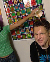 Ребята из канадской телепередачи Street Cents, испытав Shower Shock, решили помыться кофе (фото CBC).