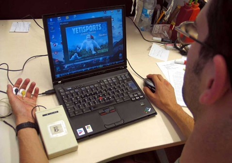 Несложный прибор позволил венгерским исследователям предсказывать момент нажатия кнопки игроком (фото с сайта newscientist.com).