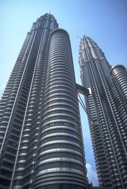 В знаменитом небоскрёбе в Куала-Лумпур, как и во многих других известных высотках мира стоят лифты Otis