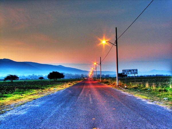 У этого мексиканского шоссе перед рассветом фантастический вид. Словно картина из будущего. Но будущего пока нет. Отчасти его предстоит построить, отчасти — к нему надо приготовиться. Фото (Creative Commons license): Paco Olvera Monterd.