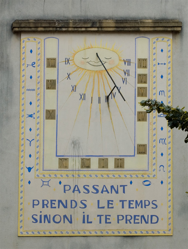 Настоящие солнечные часы. На стене одного из домов во Франции