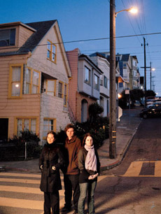 Авторы лунного освещения: Кейт Лидон, Антон Уиллис и Кристина Сили на фоне уличных фонарей. Обычных (фото Amy MacWilliamson).