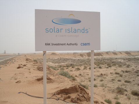 Здесь, над песками, в специальном канале, будет плавать первый прототип экзотической станции (фото Solar Islands).