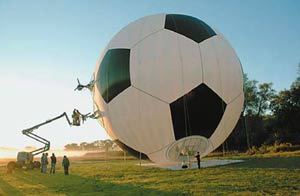 К полету готовят прототип стратосферного дирижабля по проекту Techsphere. Необычная сферическая форма не мешает летательному аппарату совершать все необходимые маневры.