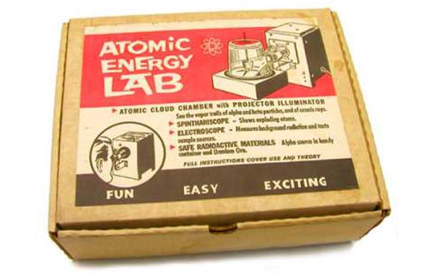 Создатель набора U-238 Atomic Energy Lab Альфред Гилберт сделал множество изобретений в самых разных сферах и получил более 150 патентов. В детскую «лабароторию» Гилберта входила книжка с базовыми сведениями по ядерной физике, написанная с помощью генерала Лесли Гровса, который возглавлял работы по созданию первой атомной бомбы.