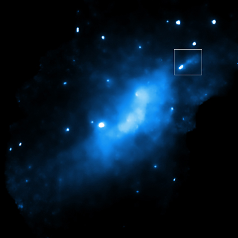 Abell 3627 в изображении рентгеновского телескопа XMM-Newton. ESO 137-001, летящая в центр кластера выделена прямоугольником (фото ESA/MSU/M.Sun et al.).