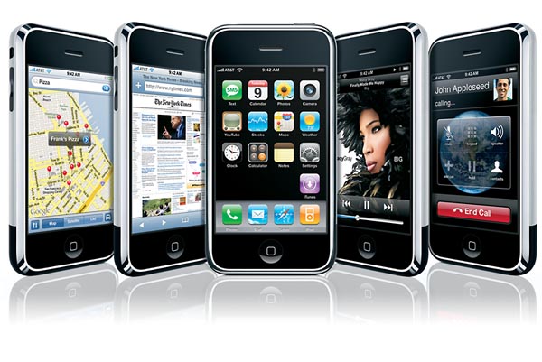 Среди главных достоинств iPhone — наличие нескольких функций, для каждой из которых обычно приходится иметь отдельное устройство: набор карт, интернет-навигатор, видеоплеер, MP3-плеер и собственно мобильный телефон. Фото: Apple Inc.