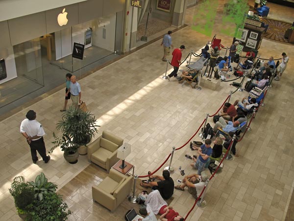 В первый день продаж iPhone «Айфонатики» толпились у дверей магазинов Apple, с нетерпением ожидая открытия. Фото (Creative Commons license): Paul Keleher.